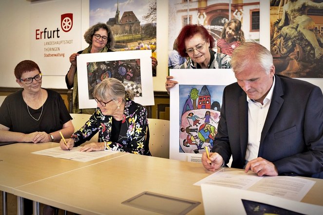 26. Juli 2022 unterzeichneten der Oberbürgermeister der Stadt Erfurt Andreas Bausewein und unsere Vereinsvorsitzende Prof. Heidrun  Richter einen Schenkungsvertrag